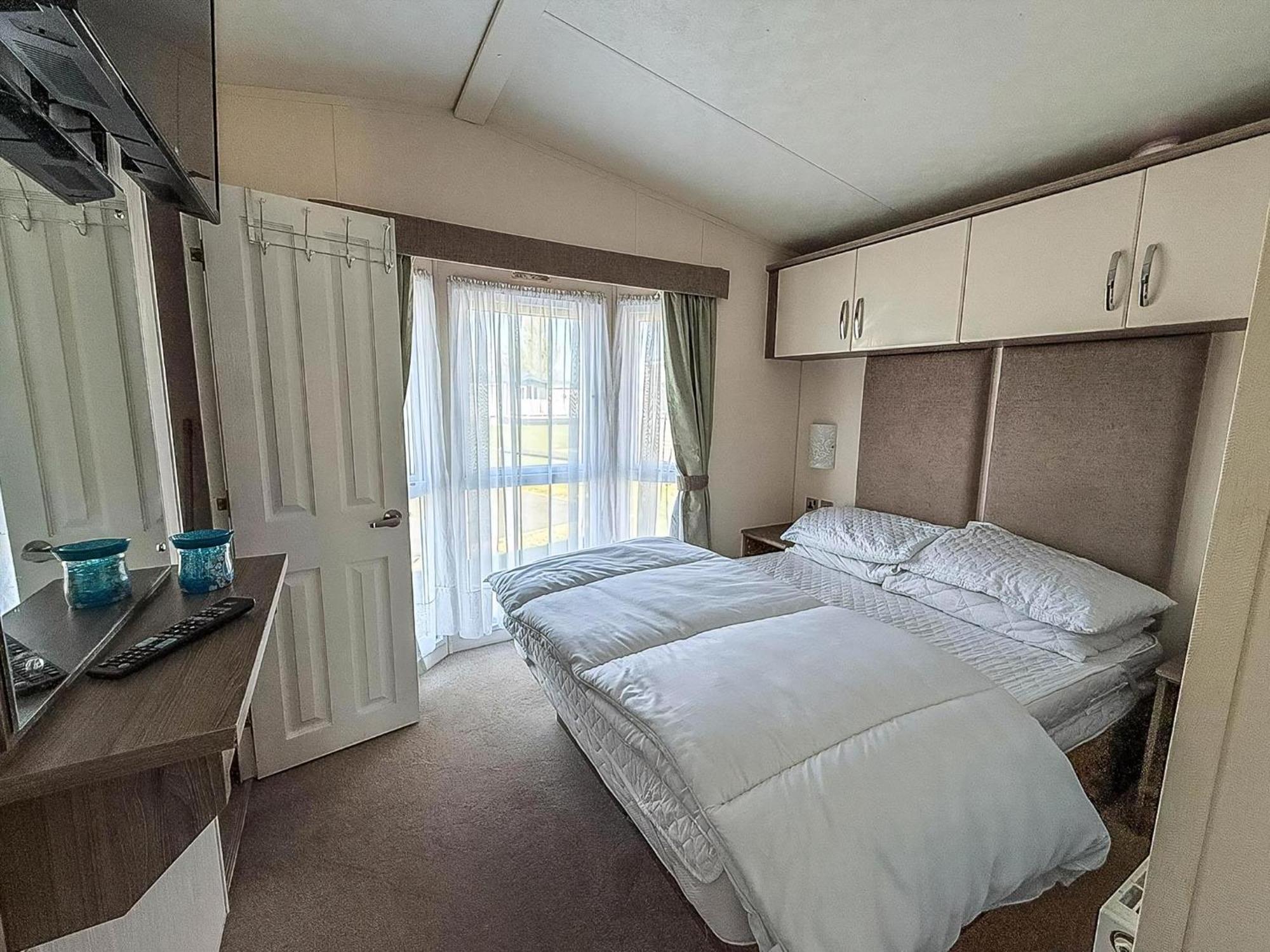 Beautiful Caravan With Decking Wifi At St Osyth Beach Holiday Park Ref 28077Dw Clacton-on-Sea Εξωτερικό φωτογραφία