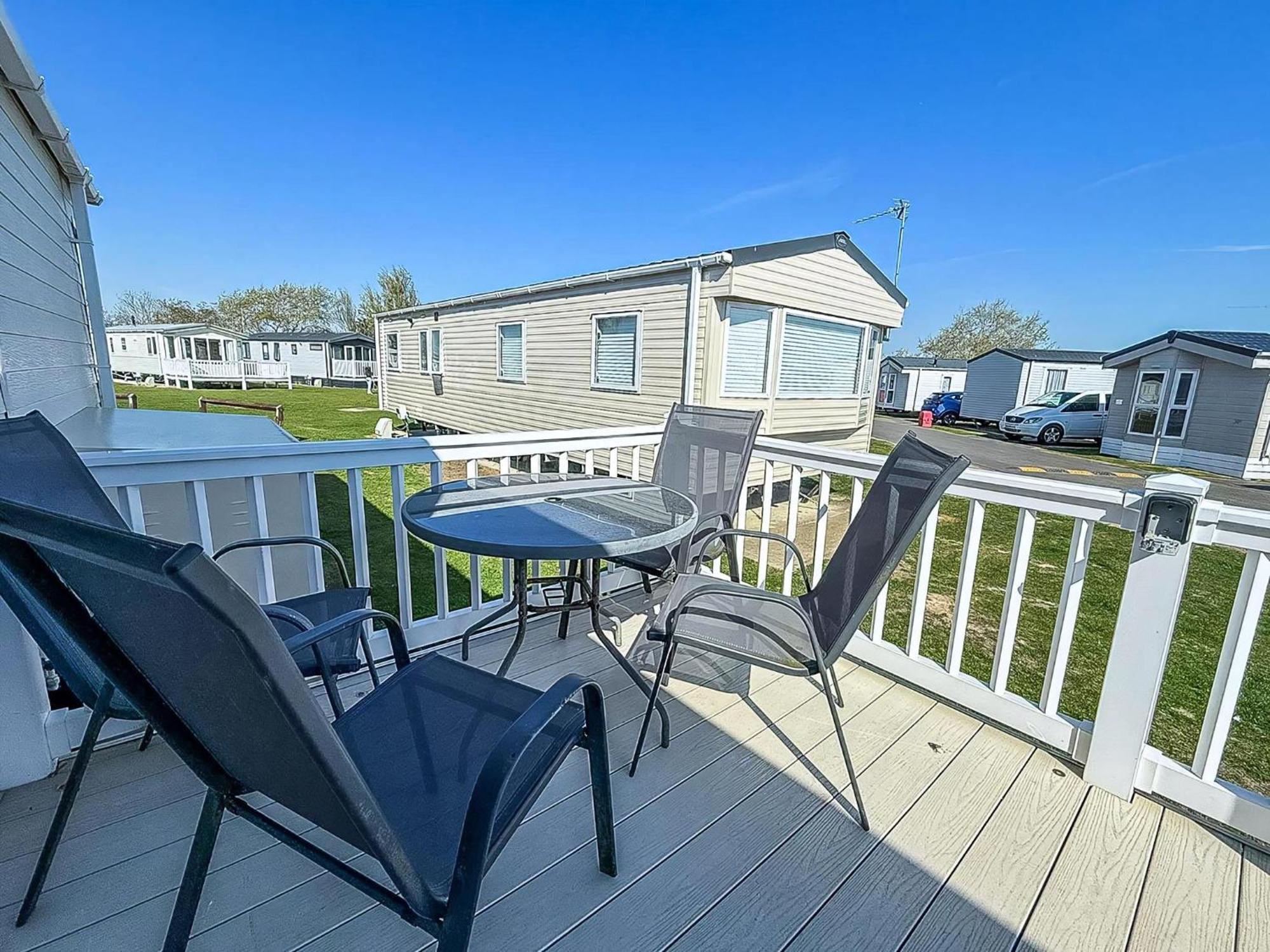 Beautiful Caravan With Decking Wifi At St Osyth Beach Holiday Park Ref 28077Dw Clacton-on-Sea Εξωτερικό φωτογραφία